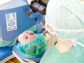 Bei leichter Hornhautverkrümmung genügt oft eine kurze Behandlung mit dem Femtosekundenlaser, ganz ohne Flap oder Gewebeabtrag. Besonders nach bereits erfolgter Grauer-Star-Operation kann das Sehen häufig noch verbessert werden.